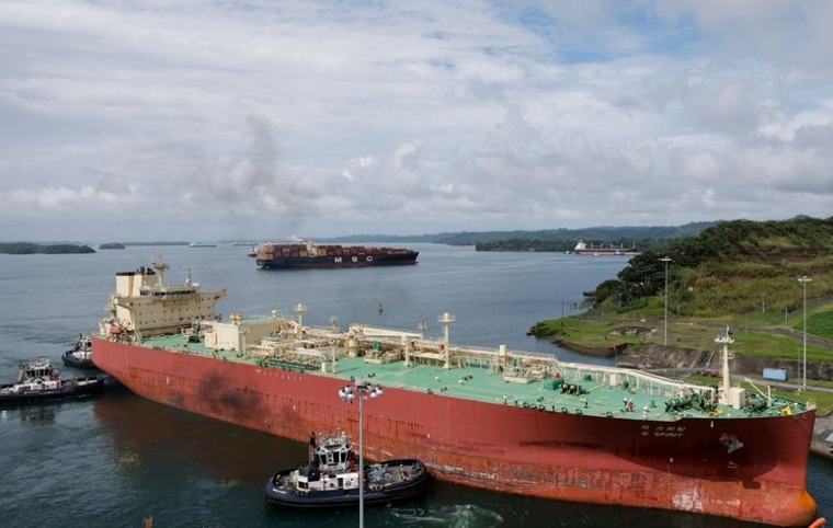El buque gasífero surcoreano que pagó un precio récord en subasta cruza el Canal de Panamá