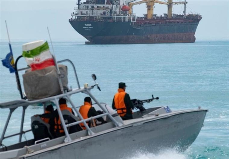 Irán responde a Estados Unidos con ataques a portaviones y a embarcaciones en el estrecho de Ormuz