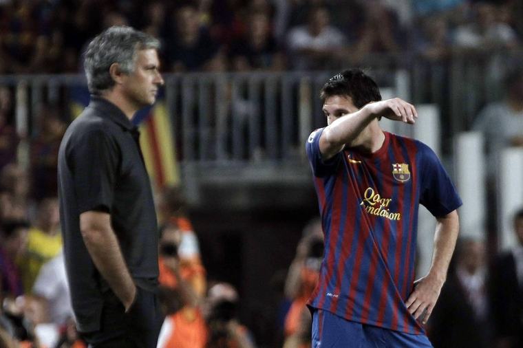 El entrenador portugués José Mourinho (izq.) y al argentino Lionel Messi. ( Alberto Estévez / EFE )