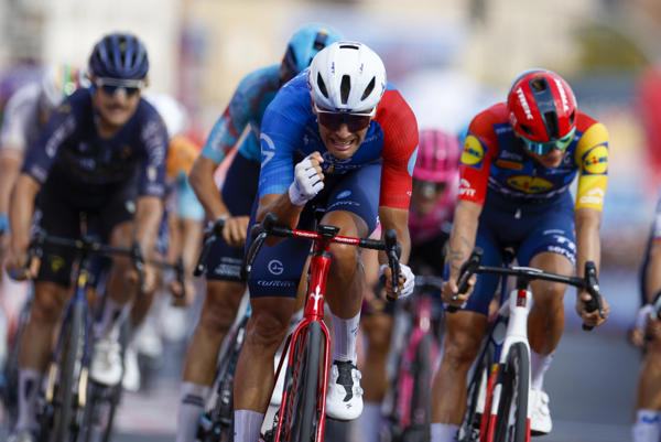 Tronchon se apunta a la fiesta del esprint; Mas sonríe de rojo en la Vuelta a España