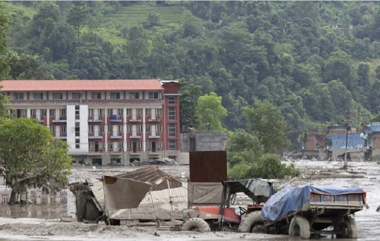 Nepal se esfuerza por rescatar a personas atrapadas en túneles de hidroeléctricas