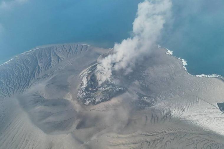Erupción de volcán en Indonesia obliga a suspender vuelos y actividades escolares