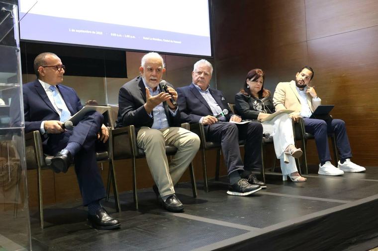 Panamá lanza proceso para actualizar su Plan Energético Nacional hasta el año 2040