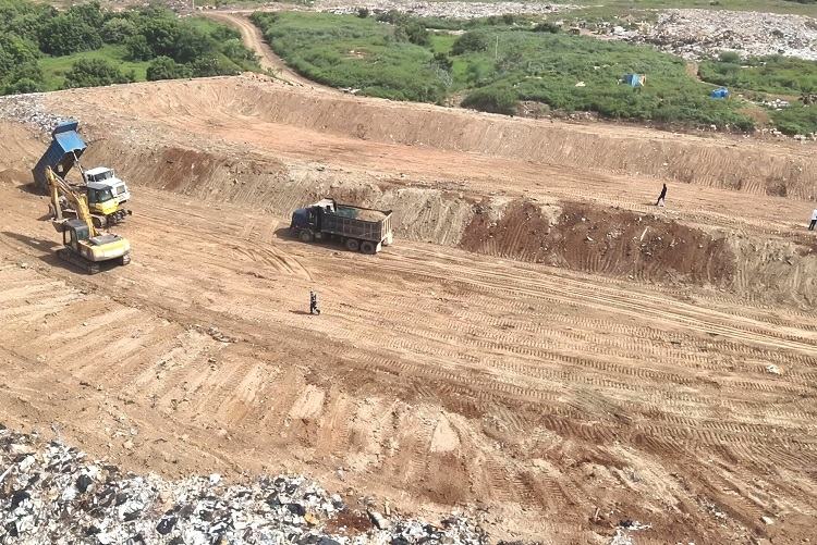 ¡Chao a la quema! Sellan con arcilla el vertedero de Chitré