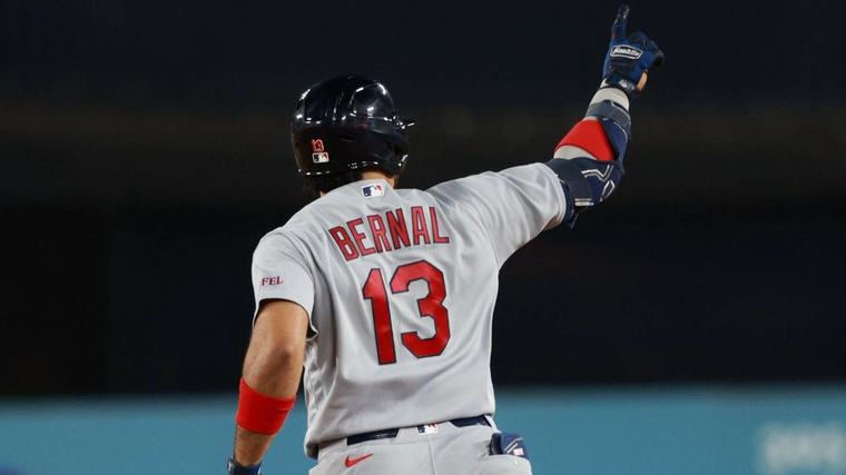 MLB: Leonardo Bernal le pegó dos hits al vigente Cy Young de la LA