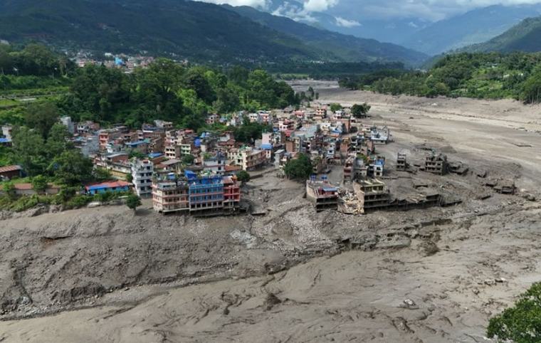 Aumentan a 55 los muertos y a 403 los desaparecidos en la riada masiva en Nepal