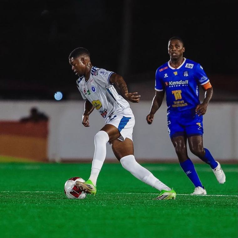 LPF Emanuel Ceballos sufrió un golpe en el duelo Árabe Unido vs Veraguas United