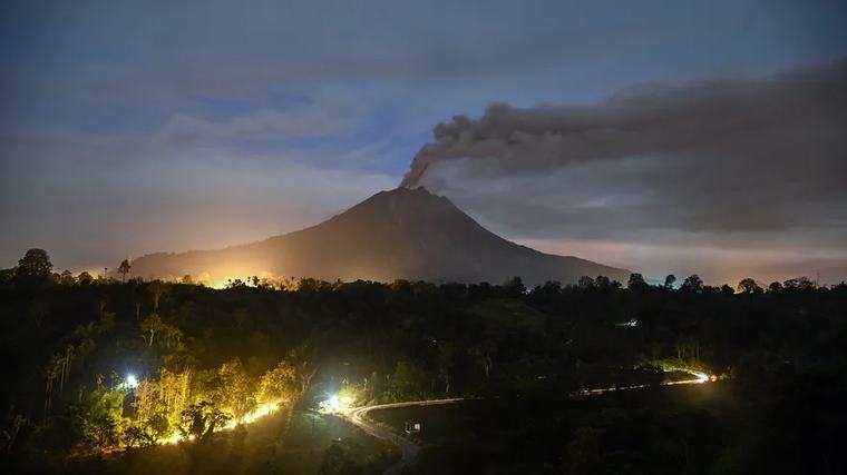 Indonesia cierra ocho aeropuertos por erupción volcánica, 150,000 pasajeros varados