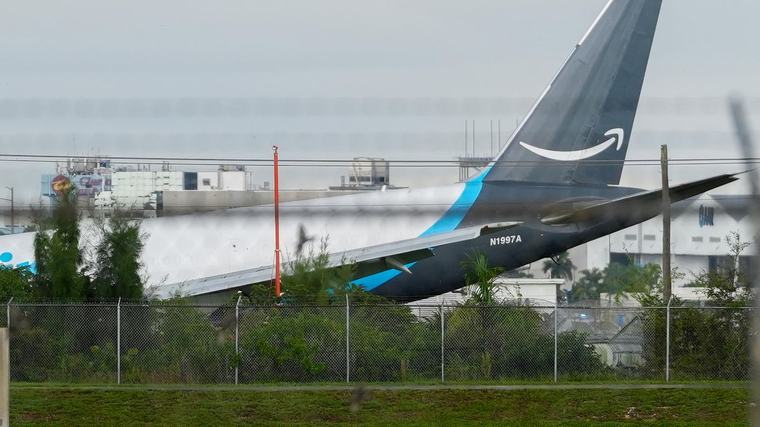 Avión de carga de Amazon se estrella en el Aeropuerto Internacional de Miami