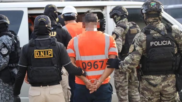 Decretan detención provisional para seis personas por decomiso de 1,180 paquetes en un puerto del Pacífico