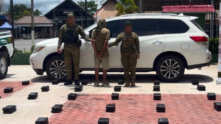 Senafront incauta 100 paquetes de presunta droga que iban en un doble fondo