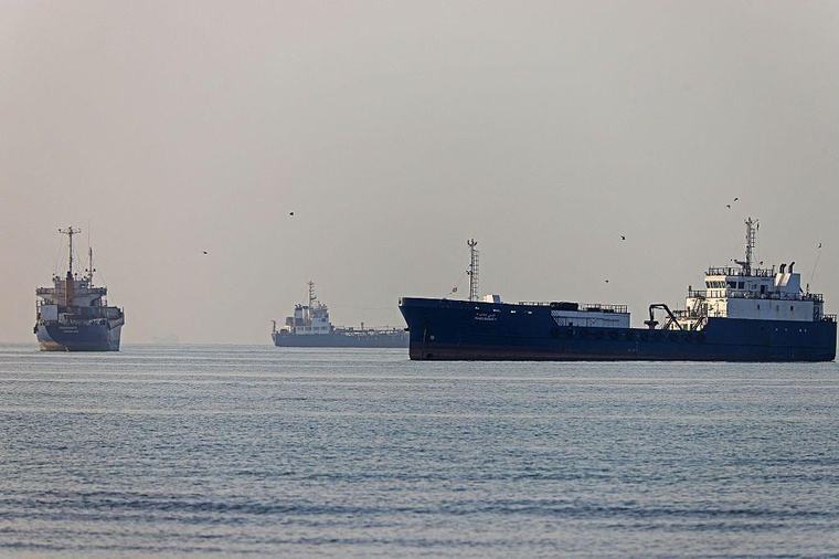 Crisis en Ormuz deja 400 buques y 6 mil marineros varados; OMI pide restablecer la navegación