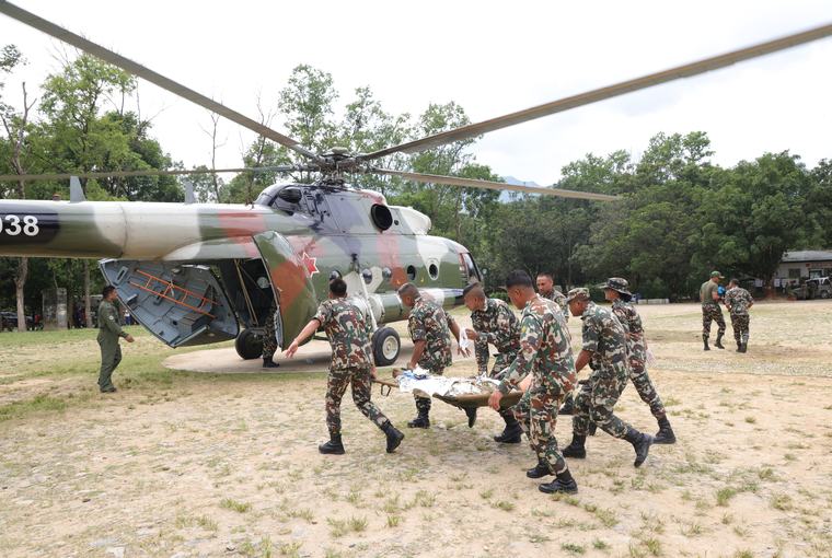 Nepal y China buscan a cientos de desaparecidos tras riada con al menos 160 muertos