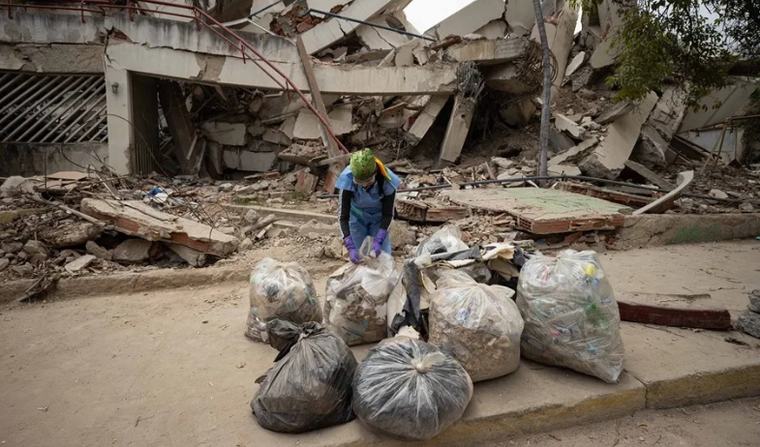 Venezolanos limpian calles de La Guaira tras los terremotos para ayudar a reducir la contaminación