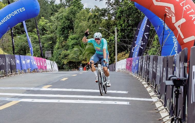 Wilmar Paredes dicta cátedra en el Bebedero y se adueña del liderato en Azuero