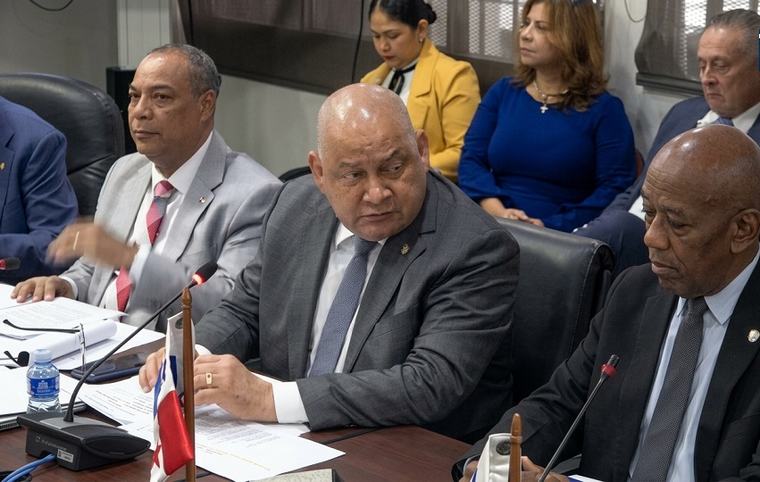 Benicio Robinson insiste en endurecer penas por calumnia y defiende a la Contraloría