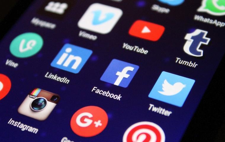 Crece el debate en Latinoamérica sobre la regulación de redes sociales en menores