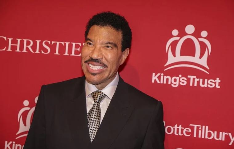 Lionel Richie sale del hospital tras someterse a pruebas de corazón