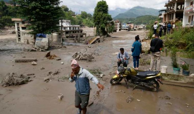 Una inmensa riada deja un centenar de víctimas en Nepal y China y casi 900 desaparecidos