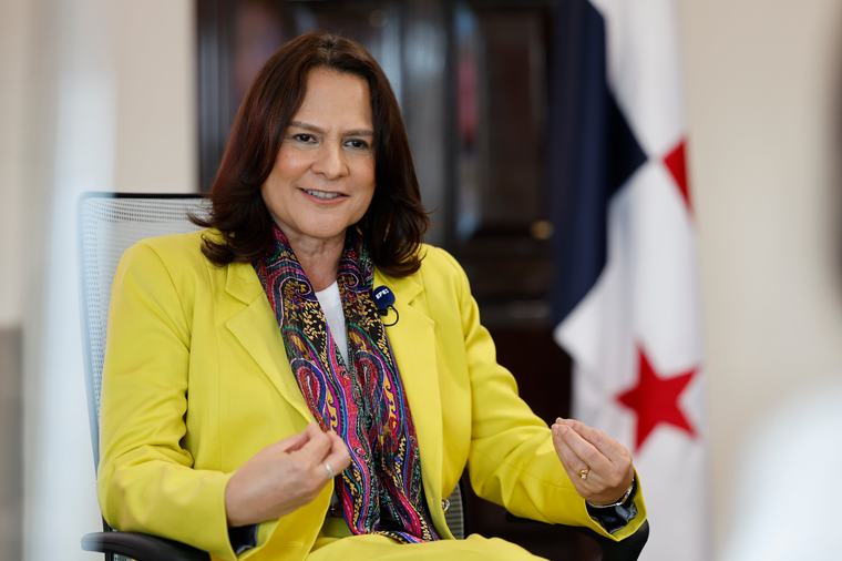 Ilya Espino es la primera mujer al mando del Canal de Panamá
