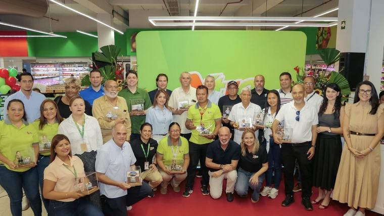 Supermercados Xtra celebra 36 años agradeciendo a quienes forman parte de su historia
