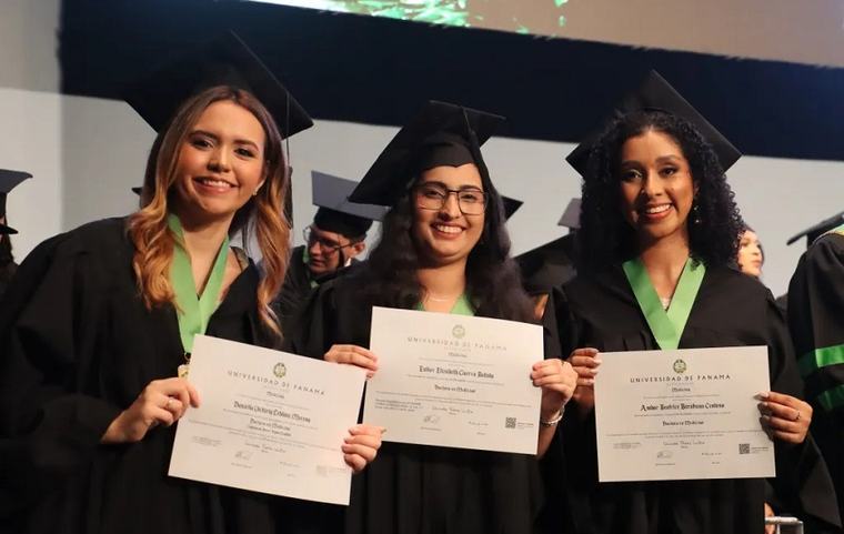 UP gradúa a 69 nuevos médicos: 95 % supera el examen de certificación al primer intento