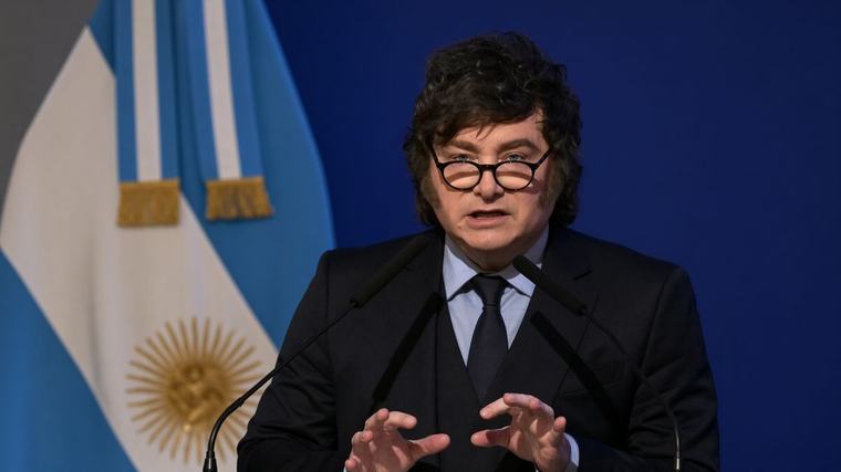 Milei dice que Pedro Sánchez está "más sucio que una papa" y rodeado de "gentuza"
